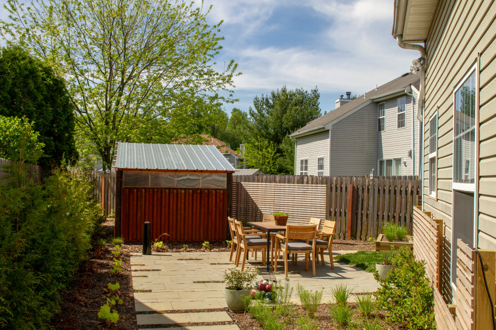 Ispirazione per un piccolo giardino moderno esposto in pieno sole dietro casa in primavera con pavimentazioni in cemento