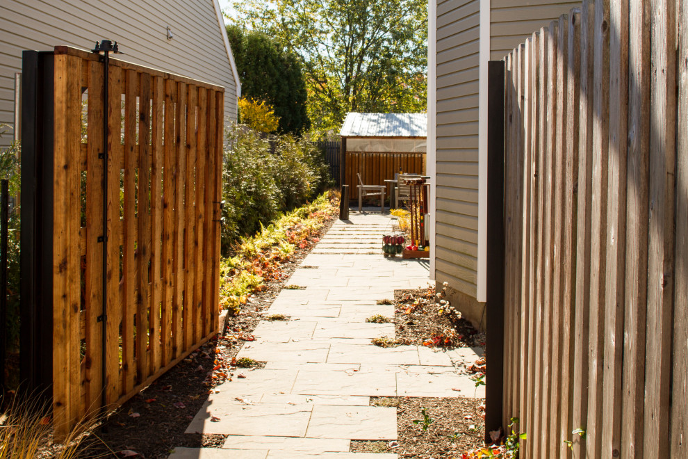 Kleiner Moderner Garten im Herbst, neben dem Haus mit Gehweg, direkter Sonneneinstrahlung und Betonboden in Philadelphia