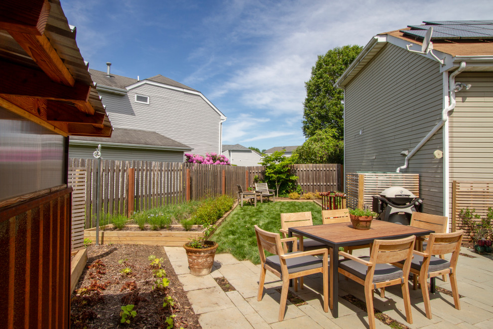 Mittelgroßer Moderner Garten im Sommer, neben dem Haus mit Rasenkanten, direkter Sonneneinstrahlung und Betonboden in Philadelphia