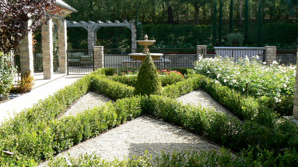 На фото: участок и сад на заднем дворе в классическом стиле с забором с
