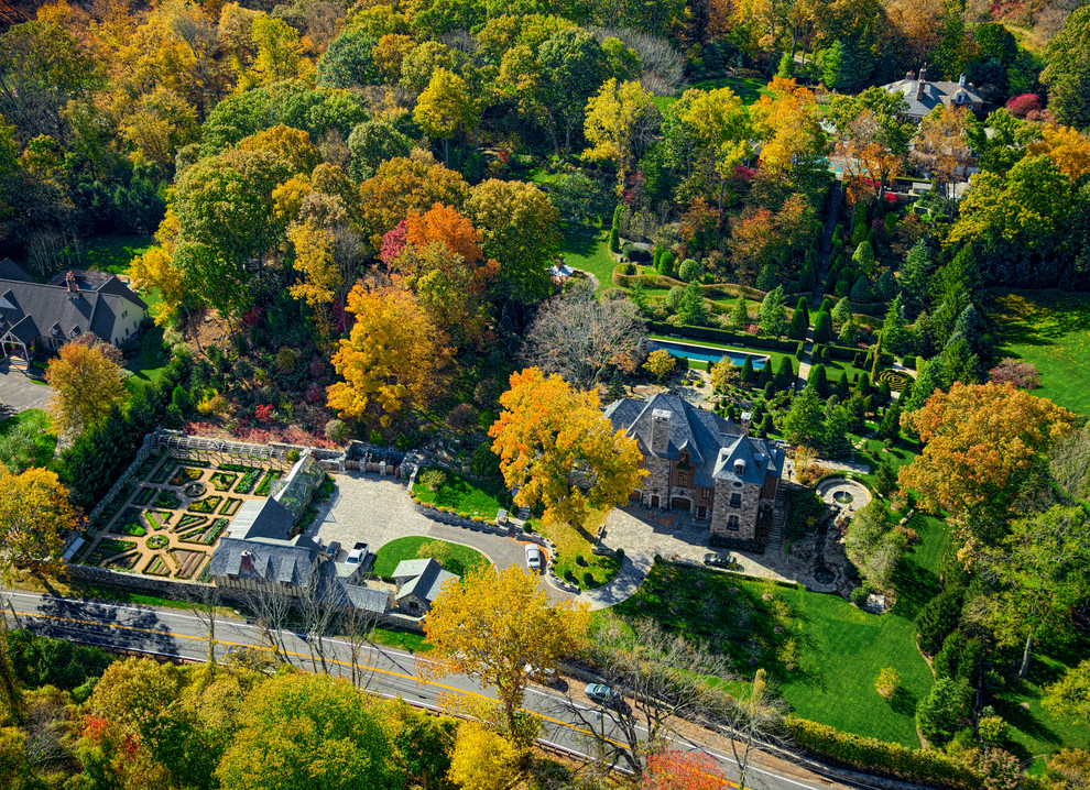 Geometrischer, Halbschattiger Klassischer Garten im Herbst mit Natursteinplatten in New York