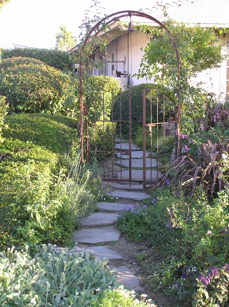 Großer Klassischer Garten mit direkter Sonneneinstrahlung und Natursteinplatten in Orange County