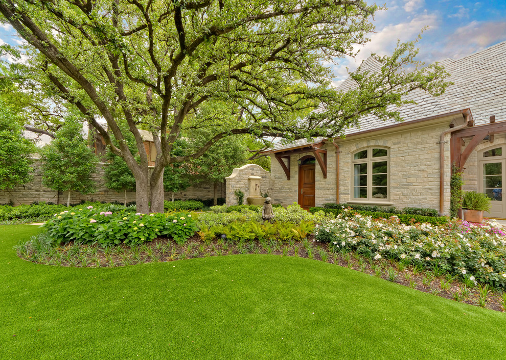 Klassischer Garten hinter dem Haus mit Wasserspiel in Dallas