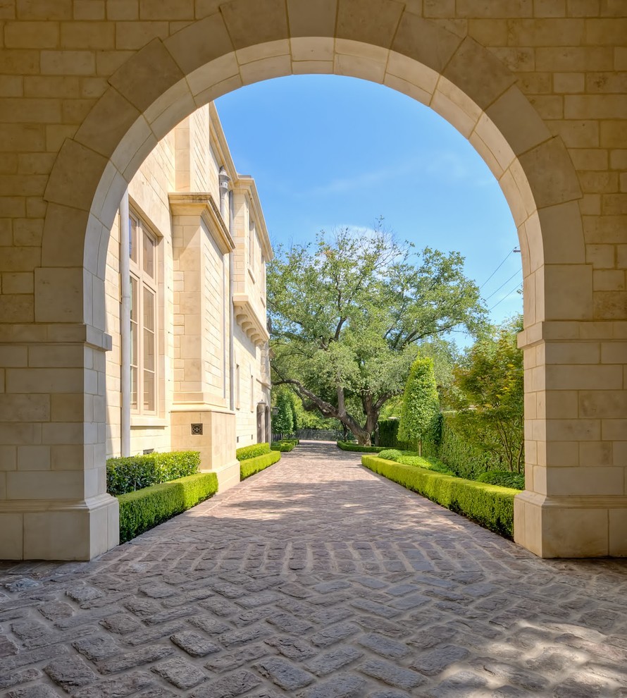 Geometrischer Klassischer Garten im Innenhof mit Pflastersteinen in Dallas