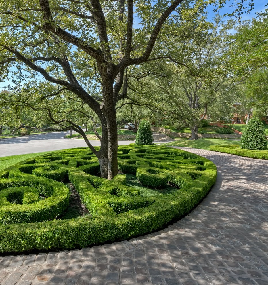 Design ideas for a classic garden in Dallas.