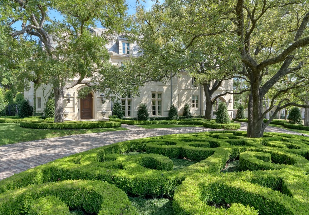 This is an example of a traditional landscaping in Dallas.
