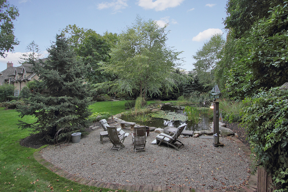 Geometrischer, Großer Mediterraner Gartenteich hinter dem Haus mit direkter Sonneneinstrahlung und Flusssteinen in New York