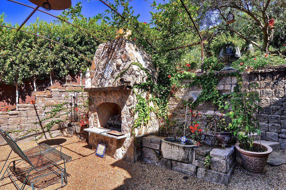 Cette photo montre un jardin à la française arrière méditerranéen de taille moyenne et au printemps avec une exposition ensoleillée et du gravier.
