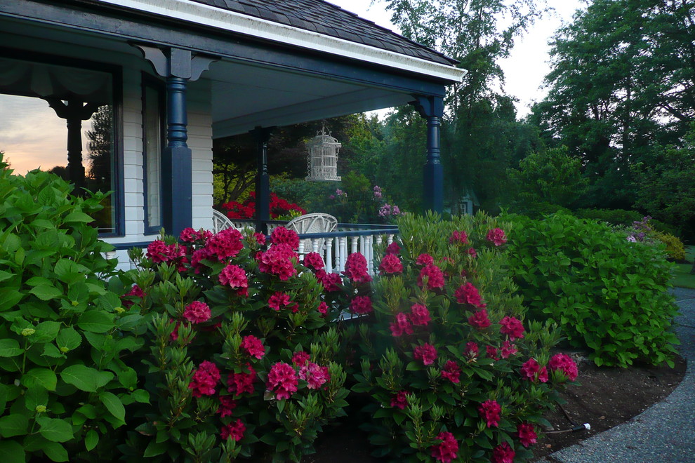 Photo of a victorian garden in Vancouver with gravel.