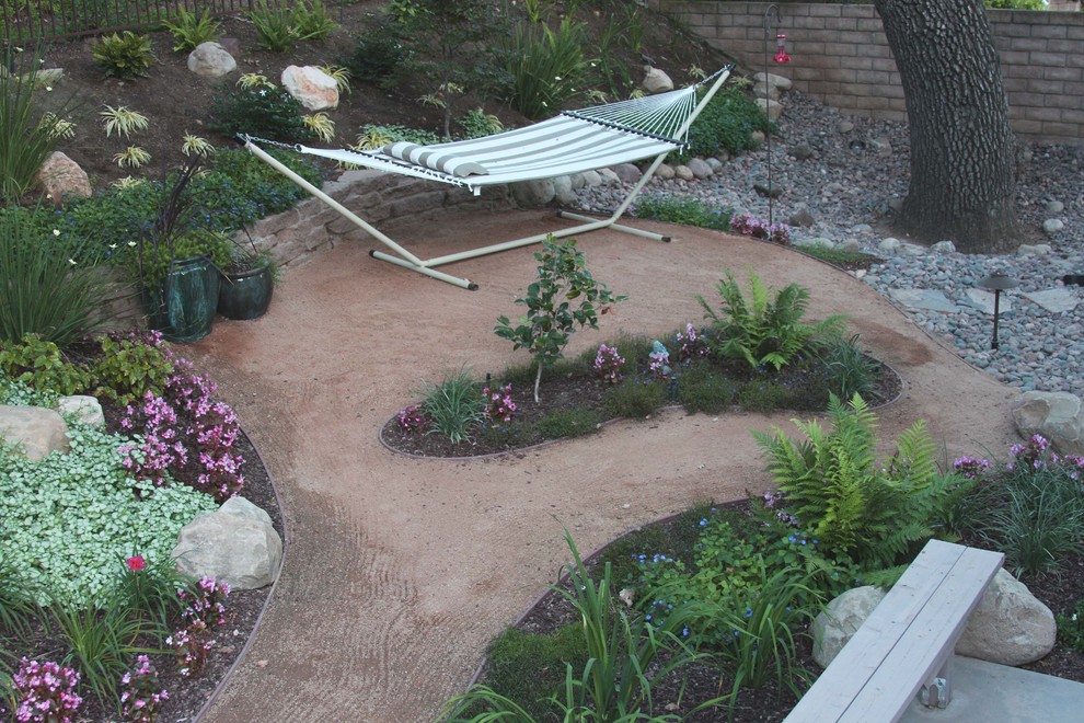 Foto di un giardino xeriscape rustico in ombra di medie dimensioni e dietro casa con graniglia di granito