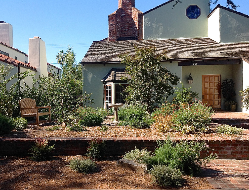 Inspiration for a small eclectic drought-tolerant and full sun front yard brick garden path in Los Angeles.