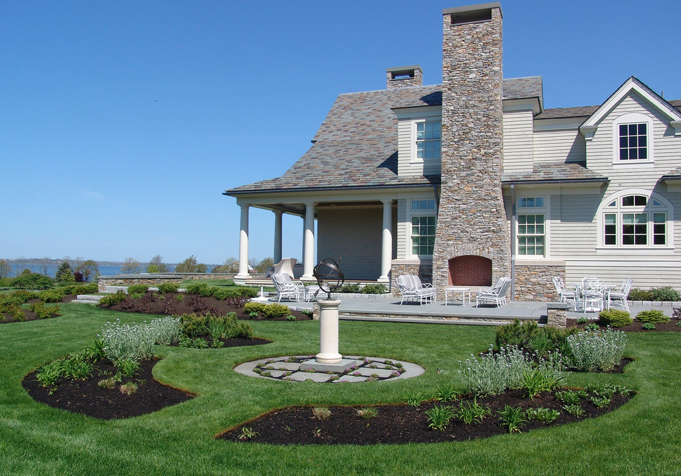 Идея дизайна: солнечный, летний регулярный сад среднего размера на боковом дворе в классическом стиле с хорошей освещенностью и покрытием из каменной брусчатки