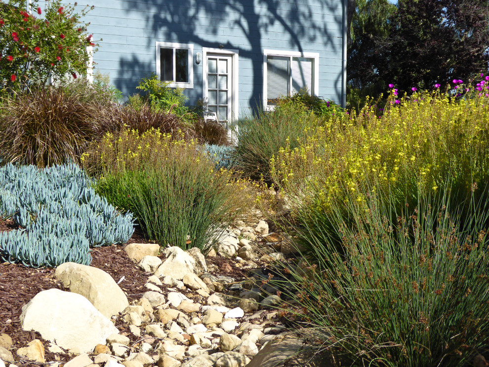 Идея дизайна: маленький солнечный, весенний засухоустойчивый сад на заднем дворе в средиземноморском стиле с хорошей освещенностью и покрытием из гравия для на участке и в саду
