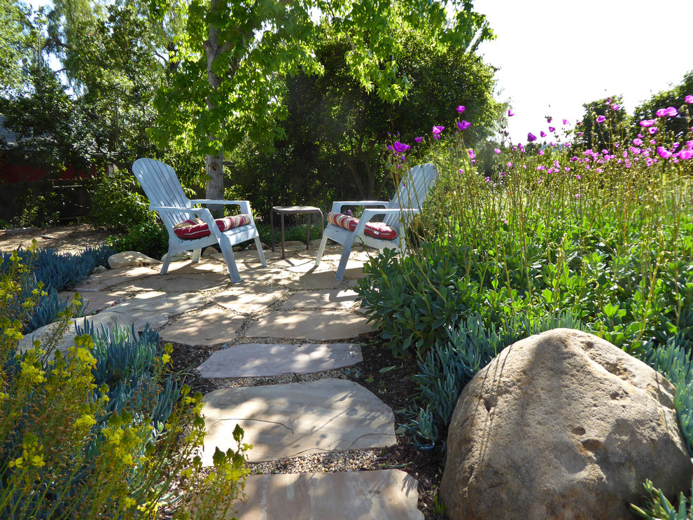 Свежая идея для дизайна: маленький солнечный, весенний засухоустойчивый сад на заднем дворе в средиземноморском стиле с садовой дорожкой или калиткой, хорошей освещенностью и покрытием из каменной брусчатки для на участке и в саду - отличное фото интерьера