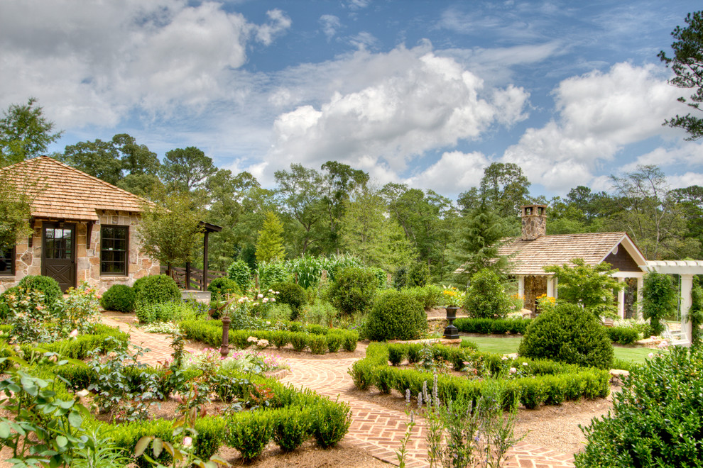 Стильный дизайн: участок и сад на заднем дворе в стиле кантри с мощением клинкерной брусчаткой - последний тренд