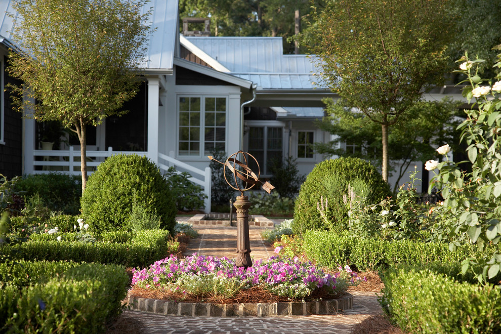 Geometrischer Landhaus Garten mit Pflastersteinen und Blumenbeet in Atlanta