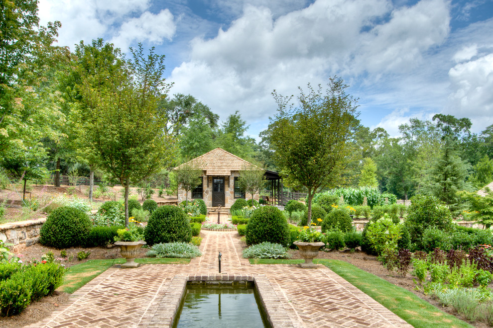 Стильный дизайн: огромный регулярный сад на заднем дворе в стиле кантри с мощением клинкерной брусчаткой - последний тренд