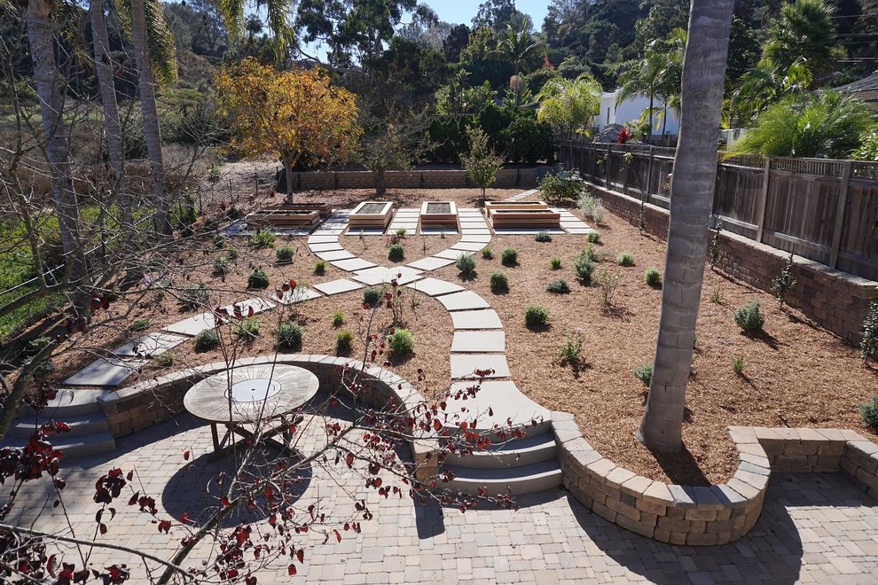 Ejemplo de jardín de secano moderno grande en patio trasero con huerto, exposición total al sol y adoquines de hormigón