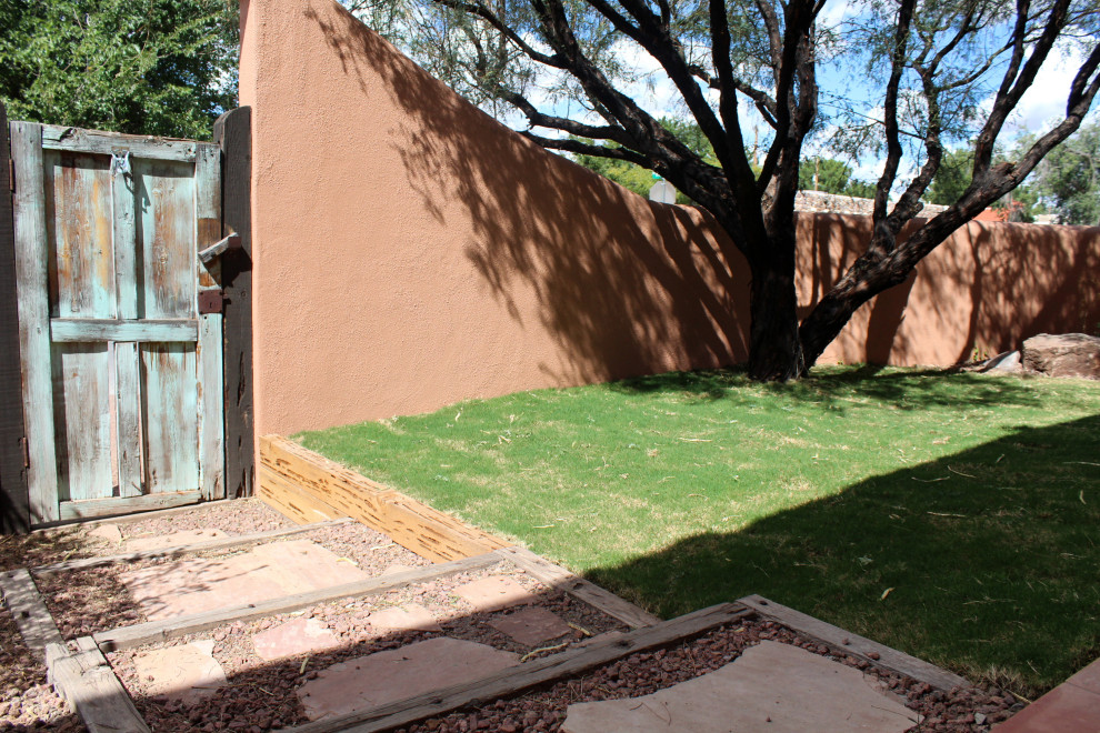 Idee per un piccolo giardino stile rurale esposto a mezz'ombra davanti casa in estate con un muro di contenimento