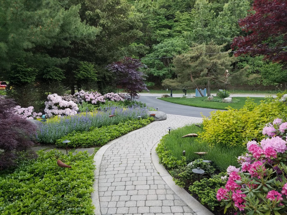 Mittelgroßer, Halbschattiger Shabby-Look Garten im Sommer mit Auffahrt und Pflastersteinen in Grand Rapids