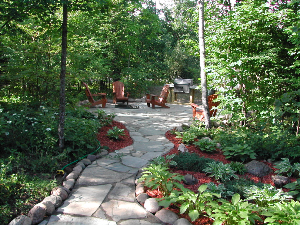 Exempel på en mellanstor rustik bakgård, med naturstensplattor