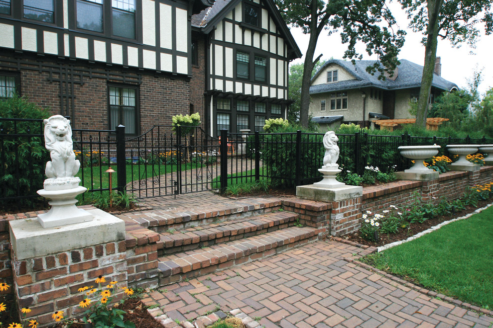 Design ideas for a mid-sized traditional front yard landscaping in Minneapolis for fall.