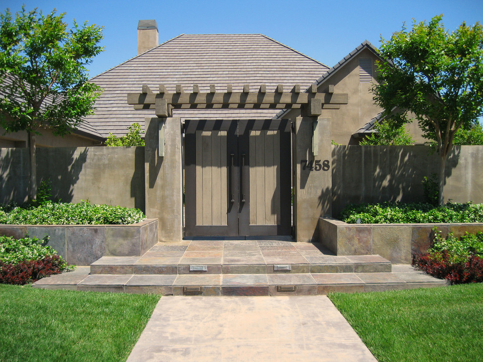 Пример оригинального дизайна: участок и сад в современном стиле с садовой дорожкой или калиткой