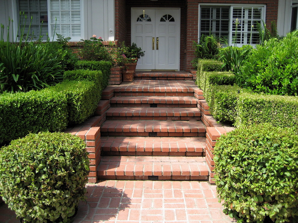 Design ideas for a classic garden in Los Angeles.