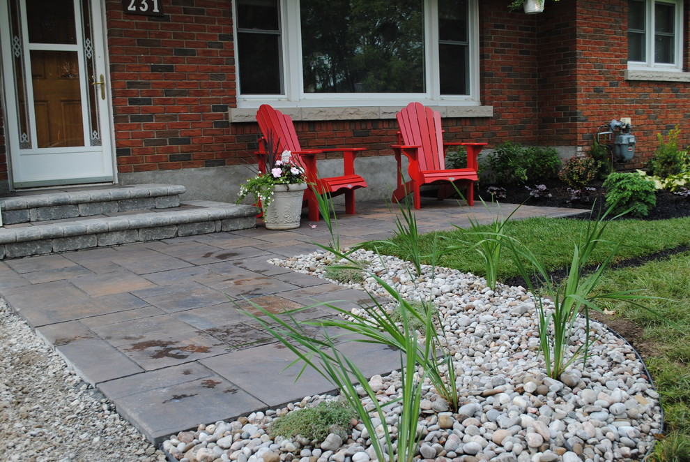 Пример оригинального дизайна: маленький участок и сад на переднем дворе в современном стиле с мощением тротуарной плиткой для на участке и в саду