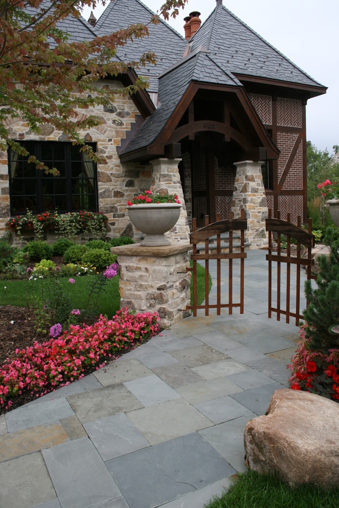 Imagen de camino de jardín de estilo de casa de campo de tamaño medio en patio delantero con exposición parcial al sol y adoquines de piedra natural