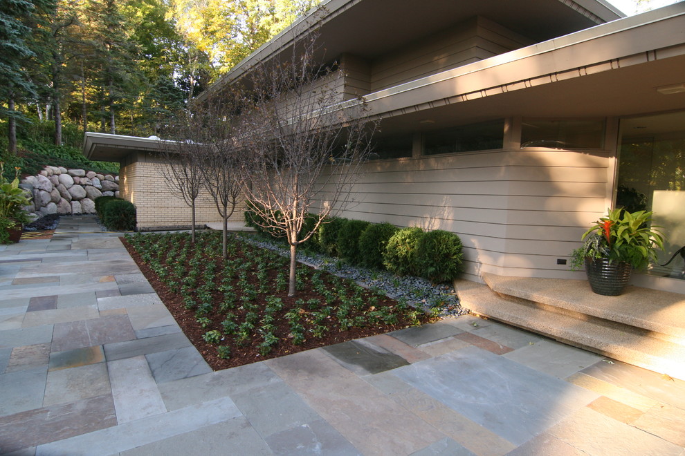 Свежая идея для дизайна: большой участок и сад на переднем дворе в современном стиле с полуденной тенью и покрытием из каменной брусчатки - отличное фото интерьера