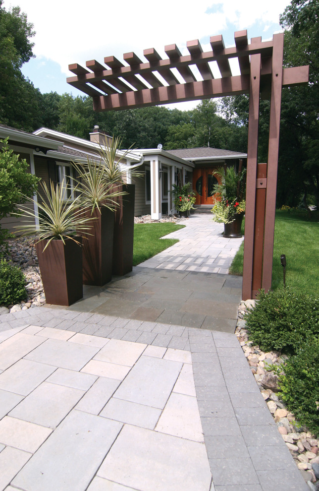 Ispirazione per un giardino design esposto a mezz'ombra di medie dimensioni e davanti casa con un ingresso o sentiero e pavimentazioni in pietra naturale