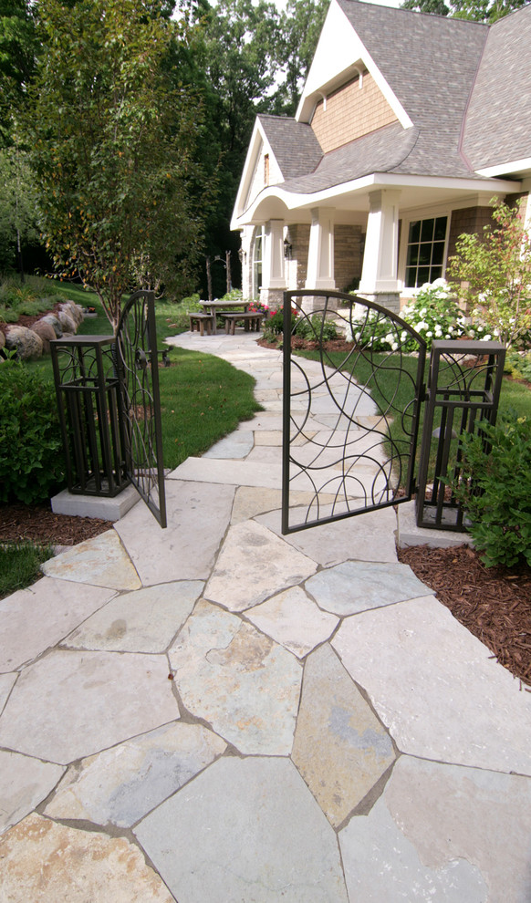 Foto di un giardino american style esposto a mezz'ombra di medie dimensioni e davanti casa con un ingresso o sentiero e pavimentazioni in pietra naturale