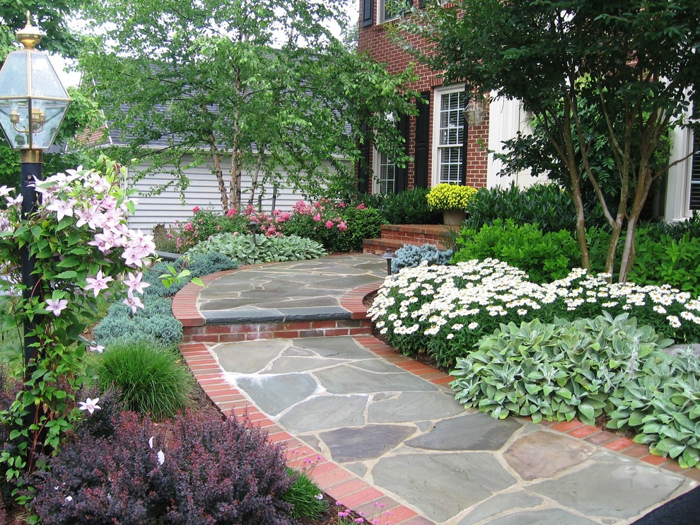 Ispirazione per un piccolo giardino chic esposto a mezz'ombra davanti casa in estate con pavimentazioni in pietra naturale