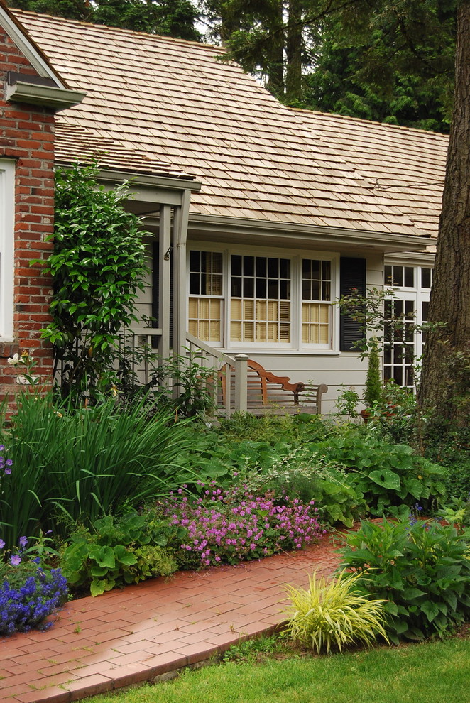 Design ideas for a traditional front yard landscaping in Portland.