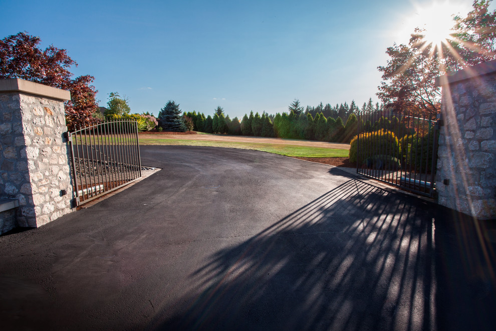 Foto di un ampio vialetto d'ingresso country esposto in pieno sole davanti casa con pavimentazioni in pietra naturale