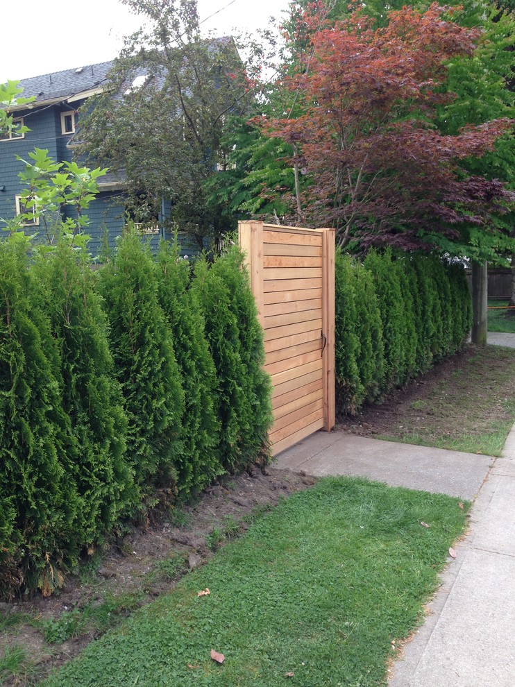 Mittelgroßer Moderner Garten hinter dem Haus mit direkter Sonneneinstrahlung und Betonboden in Vancouver