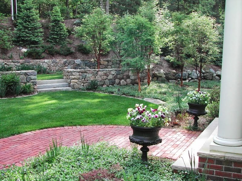 Mittelgroßer, Schattiger Klassischer Garten im Sommer mit Natursteinplatten in Boston