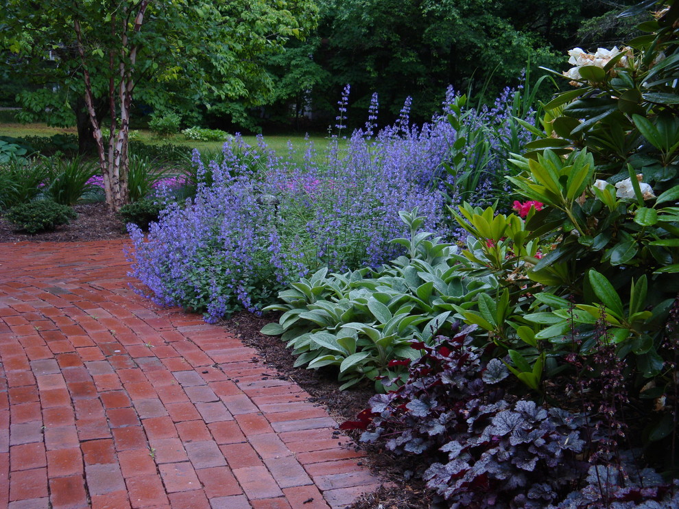 Idee per un giardino formale chic esposto a mezz'ombra di medie dimensioni e dietro casa con un ingresso o sentiero e pavimentazioni in mattoni