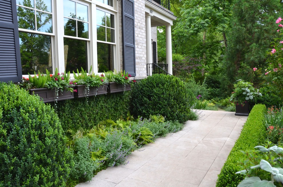 Idee per un piccolo giardino chic esposto a mezz'ombra davanti casa in primavera con pavimentazioni in pietra naturale