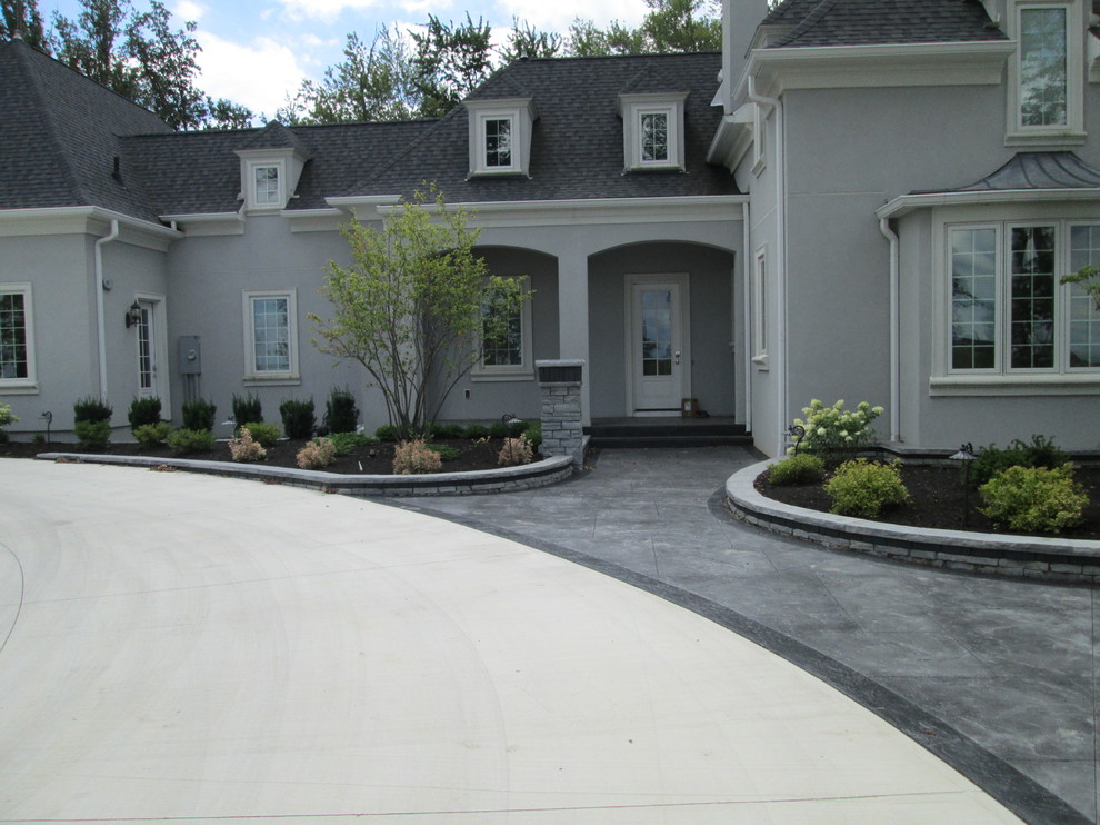 Cette image montre un très grand jardin arrière minimaliste avec des pavés en pierre naturelle.