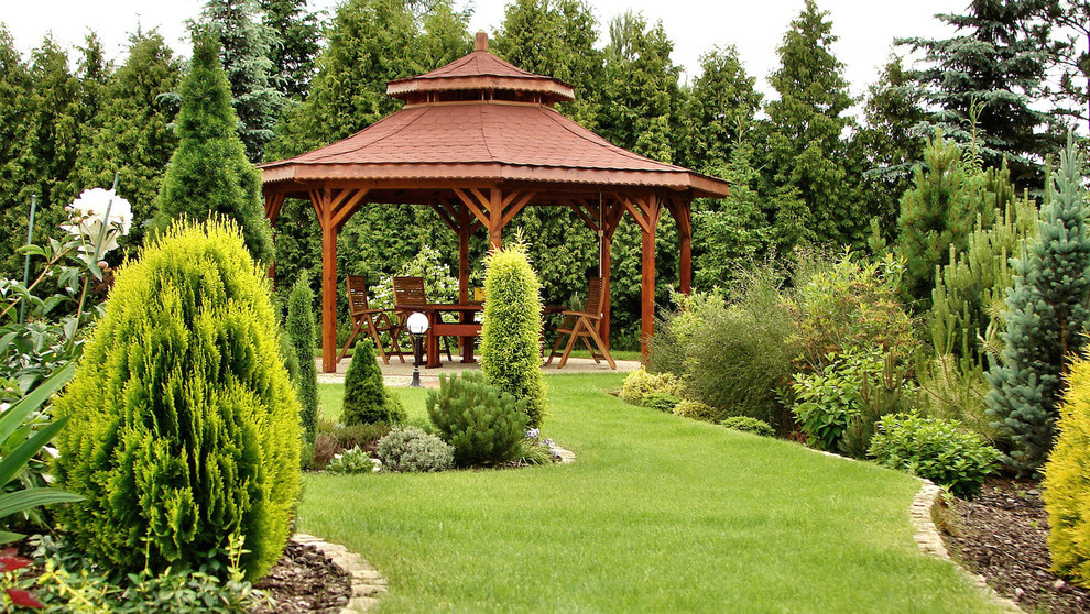 Foto di un giardino formale classico esposto a mezz'ombra di medie dimensioni e dietro casa in primavera con un ingresso o sentiero e ghiaia