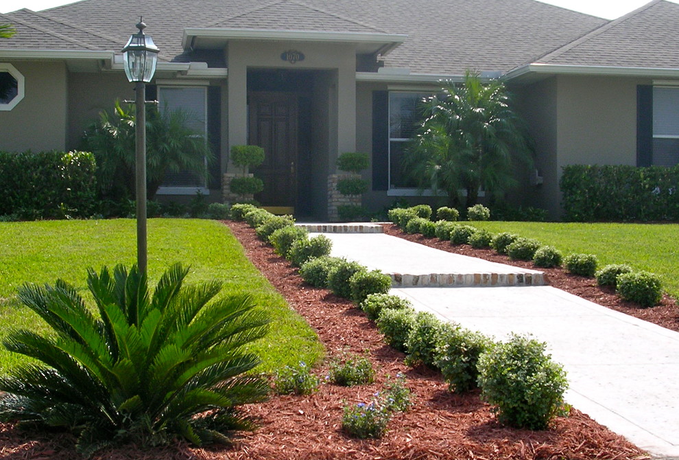 Inspiration for a mid-sized traditional landscaping in Orlando.