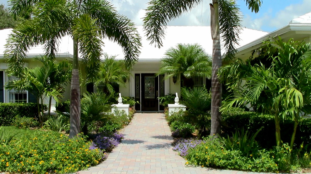 Immagine di un giardino formale tradizionale esposto a mezz'ombra di medie dimensioni e davanti casa con pavimentazioni in mattoni