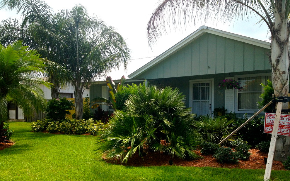 Geometrischer, Mittelgroßer, Halbschattiger Garten hinter dem Haus mit Mulch in Orlando