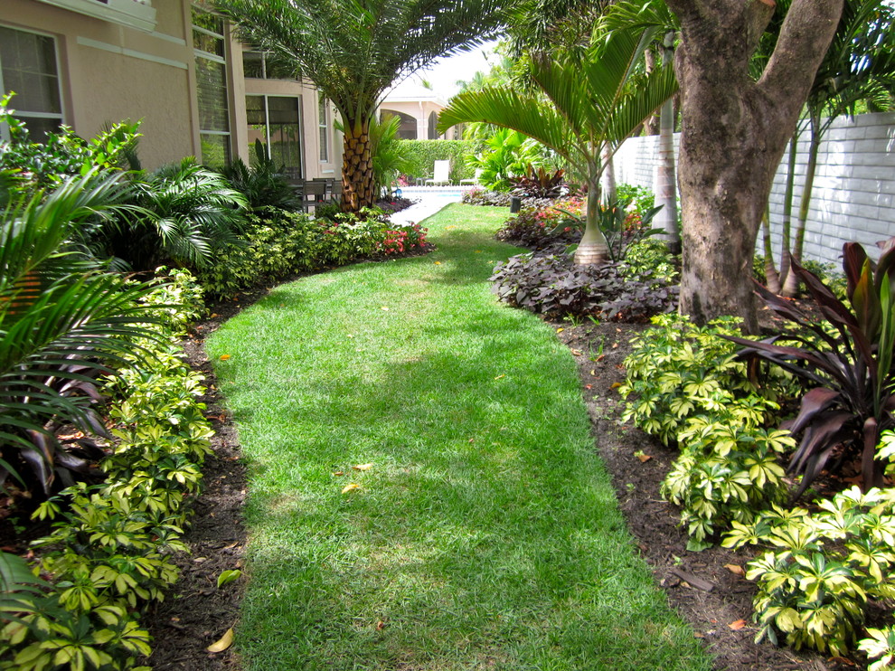 На фото: участок и сад среднего размера в классическом стиле с садовой дорожкой или калиткой и полуденной тенью