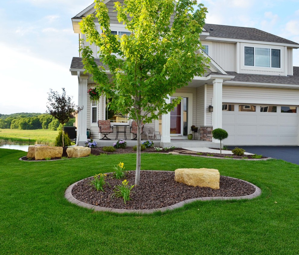 Photo of a transitional front yard mulch landscaping in Minneapolis.