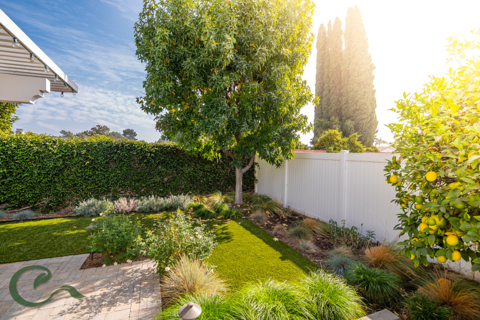 Idee per un giardino stile marinaro esposto in pieno sole di medie dimensioni e dietro casa in primavera con pavimentazioni in cemento e recinzione in PVC