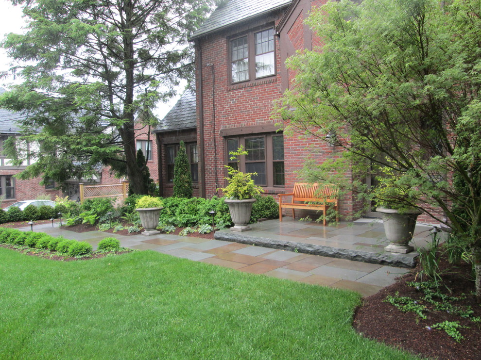 Пример оригинального дизайна: маленький солнечный регулярный сад на переднем дворе в стиле кантри с садовой дорожкой или калиткой, хорошей освещенностью и покрытием из каменной брусчатки для на участке и в саду
