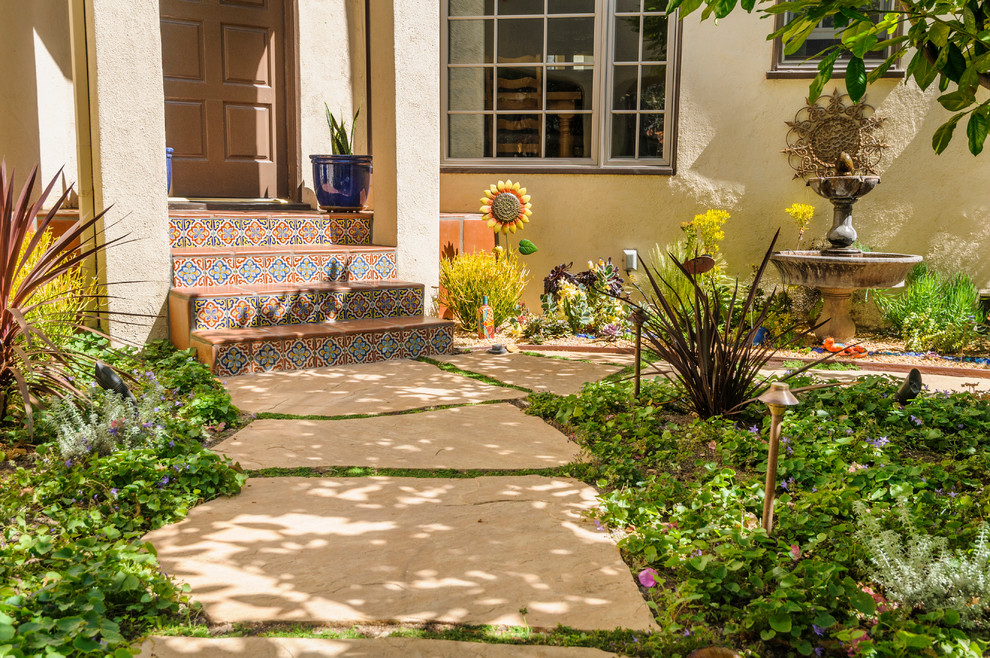 ロサンゼルスにあるお手頃価格の中くらいな、春の地中海スタイルのおしゃれな庭 (半日向、天然石敷き) の写真